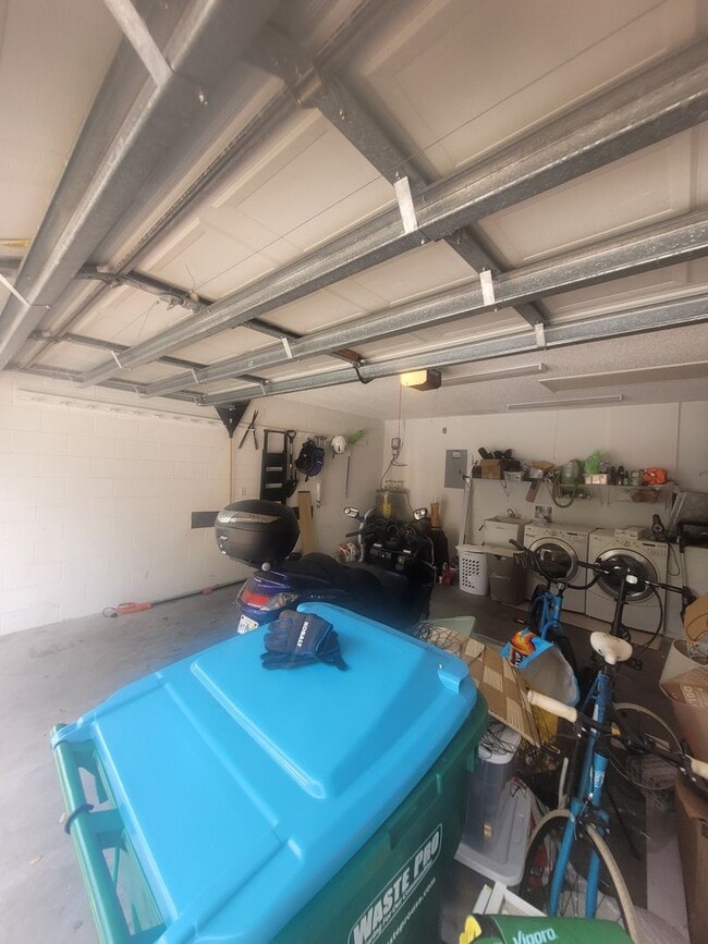 Building Photo - Modern 3 Bed, 2 Bath Home in Chelsea Parc ...