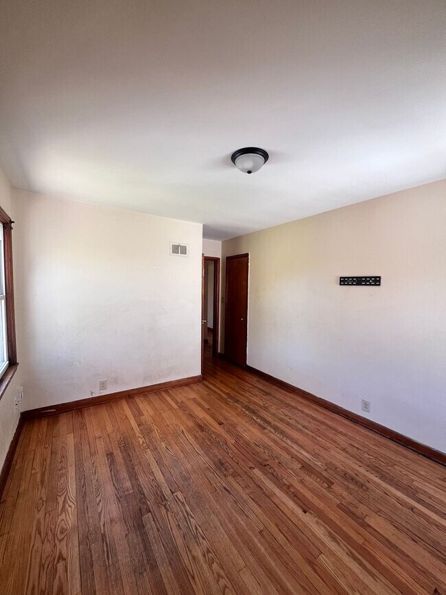 Building Photo - 5864 N 42nd St