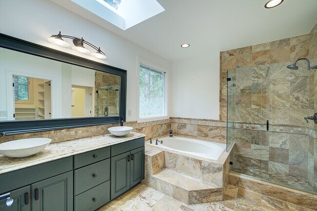 Building Photo - 4bd/3.5ba North Bend Home