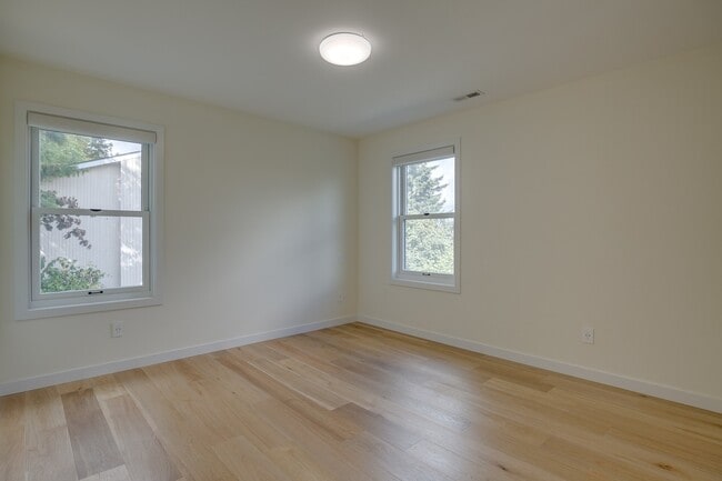 Building Photo - Stunning 5 Bedroom Juanita Bay Home For Rent!