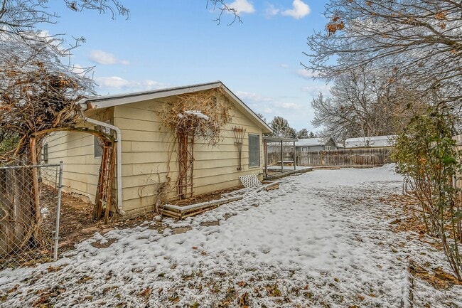 Building Photo - 3-bedroom 2-bathroom home with fenced back...
