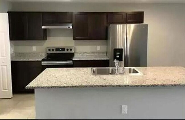 Building Photo - 4415 SW 9th Ave