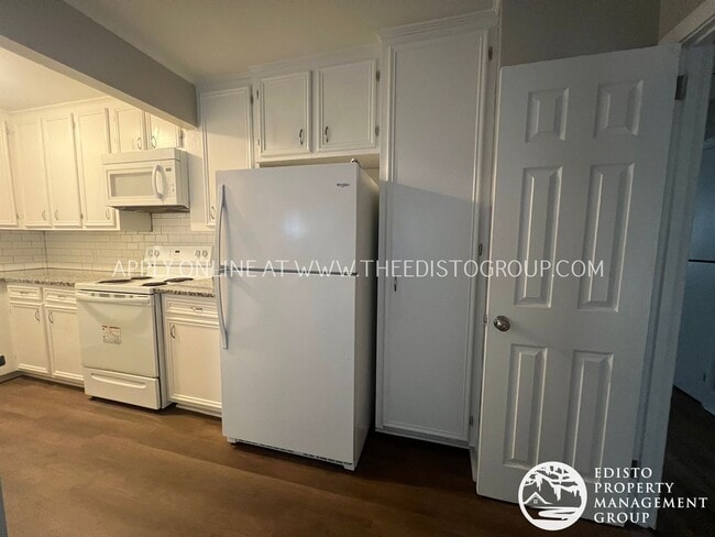 Building Photo - Renovated 3-Bedroom, 2-Bathroom Home with ...