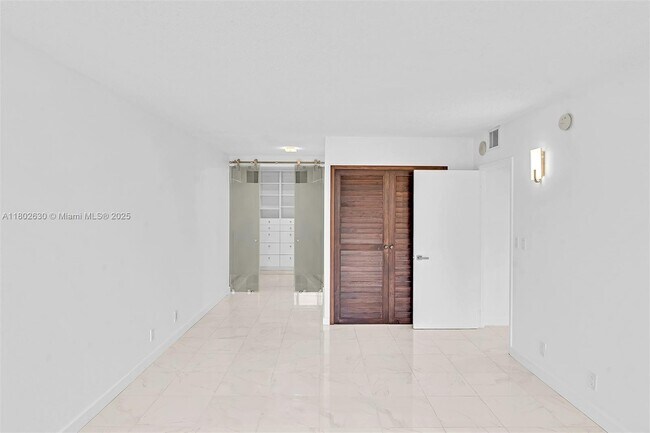Building Photo - 2500 Parkview Dr