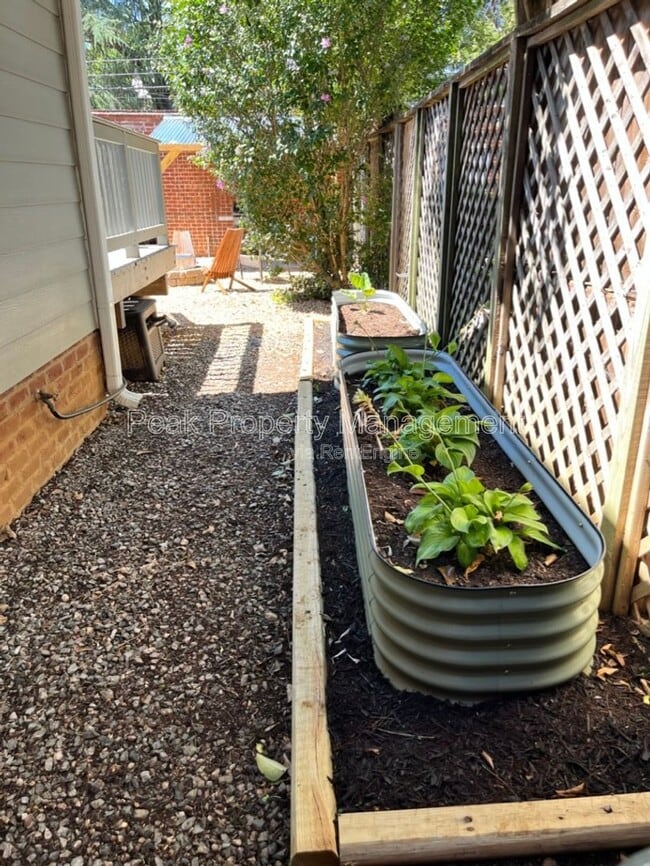 Building Photo - 3327 W Grace St