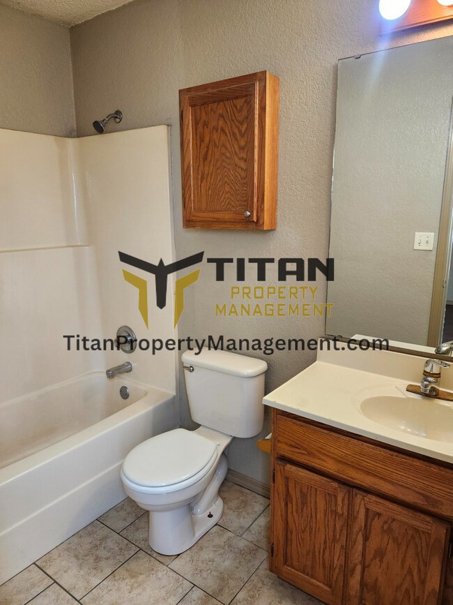 Building Photo - 3b/2b House