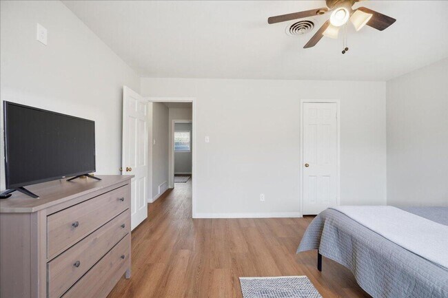 Building Photo - Charming one-of-a-kind 4 Bedroom Home