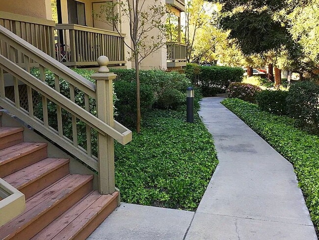 Building Photo - Welcome home to this bright, spacious, top-floor unit in a highly desirable community