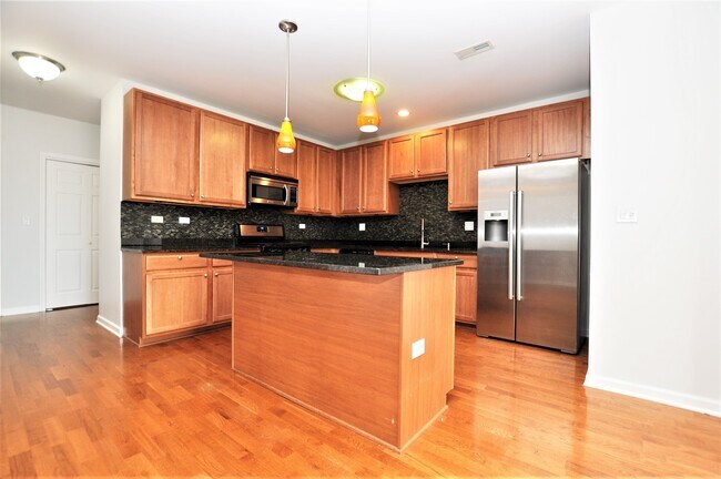 Building Photo - 3000 W Lawrence Ave