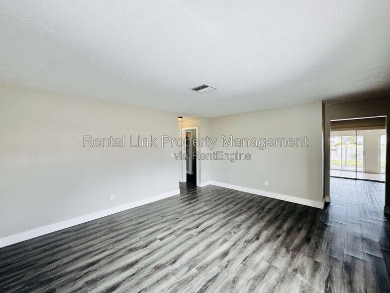 Building Photo - 4107 SE 18th Pl