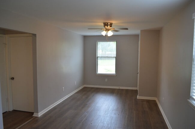 Building Photo - 2 bedroom 1 bath Renovated Patio Home for ...