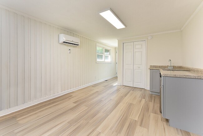 Building Photo - Walking Distance to UNCW