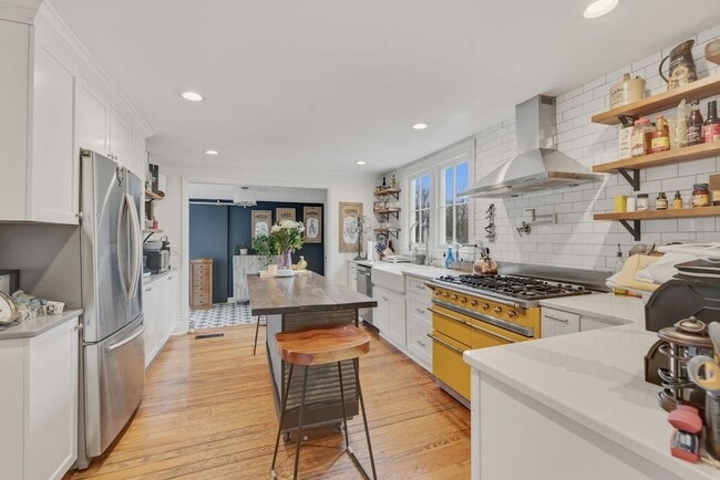 Building Photo - 117 7th Ave N