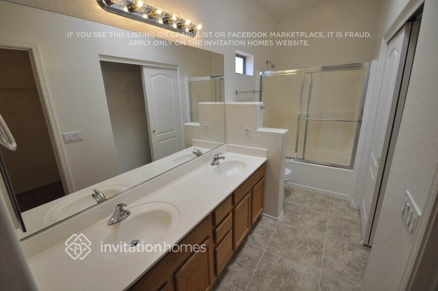 Building Photo - 10541 W Almeria Rd