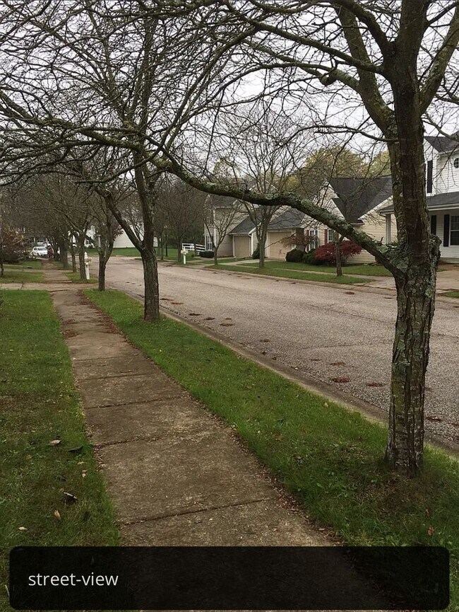 Building Photo - 3 bedrooms with Garage!