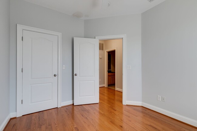 Building Photo - 3 Bedroom Townhome in Oregon Hill!