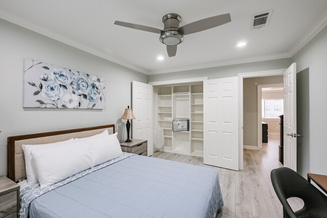 Building Photo - 11643 Village Place Dr