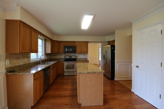 Building Photo - 5 BD + 3.5 Bath Bright & Beautiful Colonia...