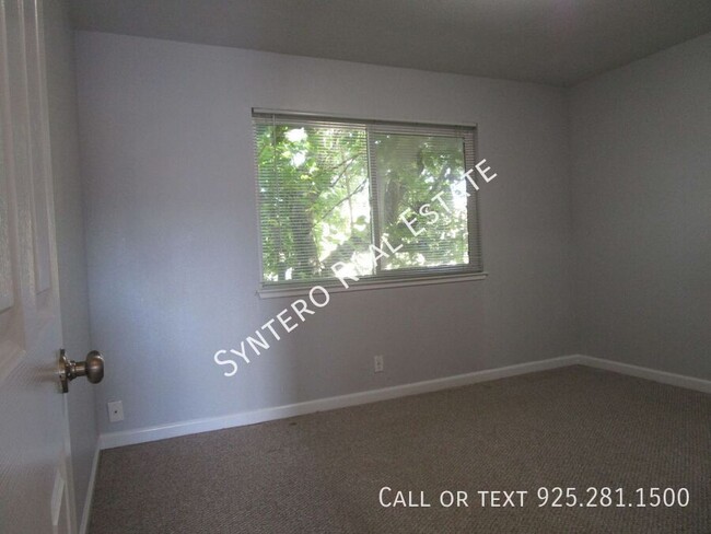 Building Photo - Upstairs 2 Bedroom/1 Bath Apartment with G...