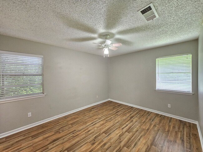 Building Photo - 2301 Zinnia Ct