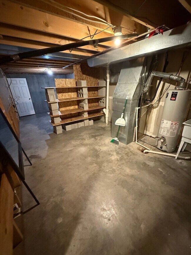 Building Photo - Quiet Midtown Home