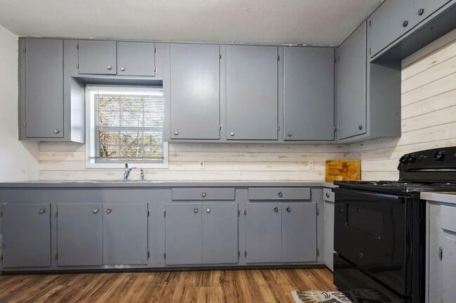 Building Photo - 472 E Main St