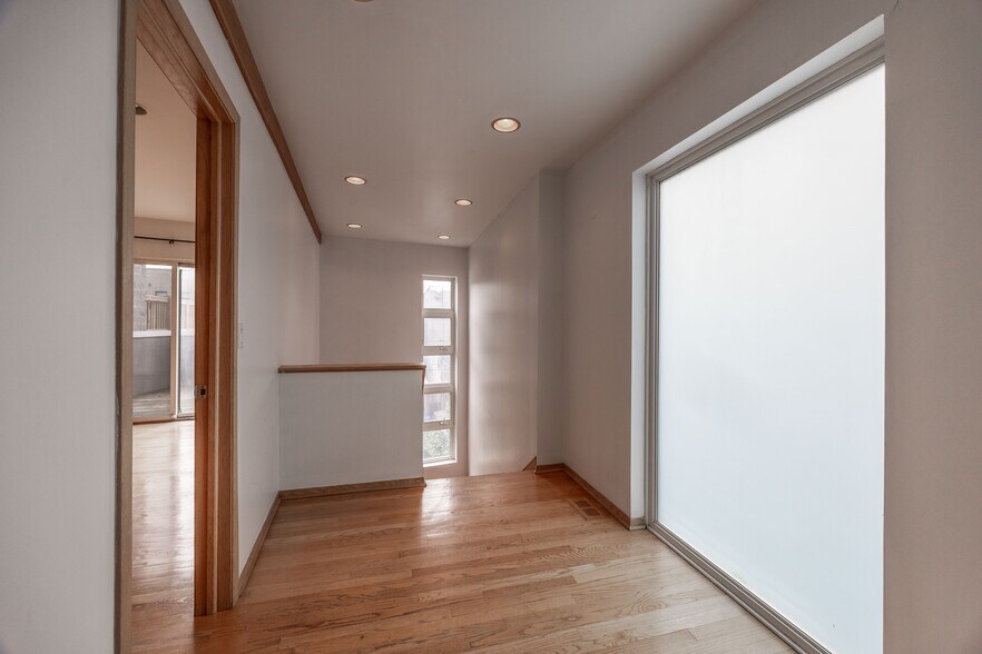 Building Photo - 1049 N Winchester Ave