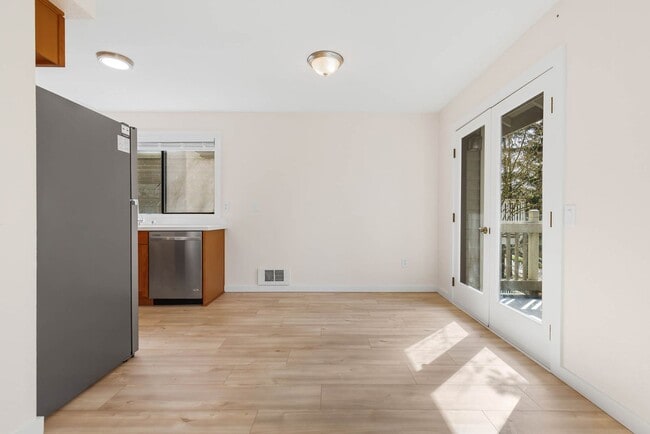 Building Photo - Newly updated 2 Bedroom 2 Bathroom Condo Near Downtown Kirkland- 1 free month!