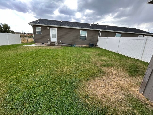 Building Photo - 220 Riverwood Dr