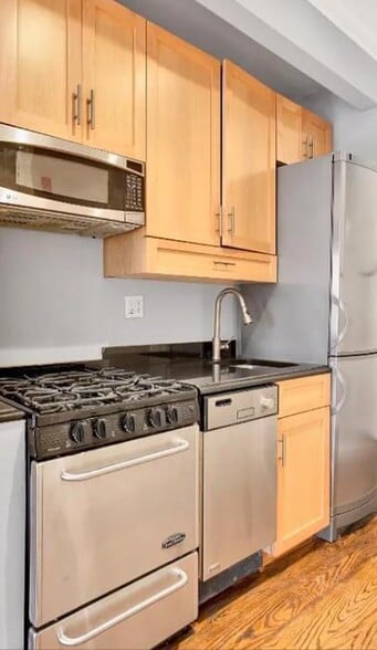 Building Photo - 248 Mott St