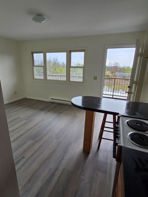 Building Photo - 2 Main St