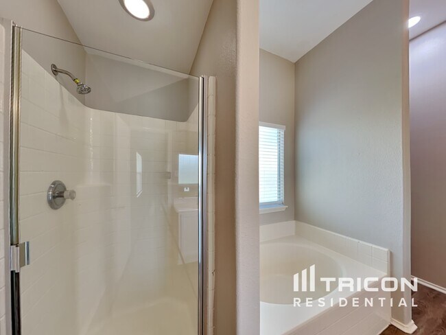 Building Photo - 6701 Fairglen Dr