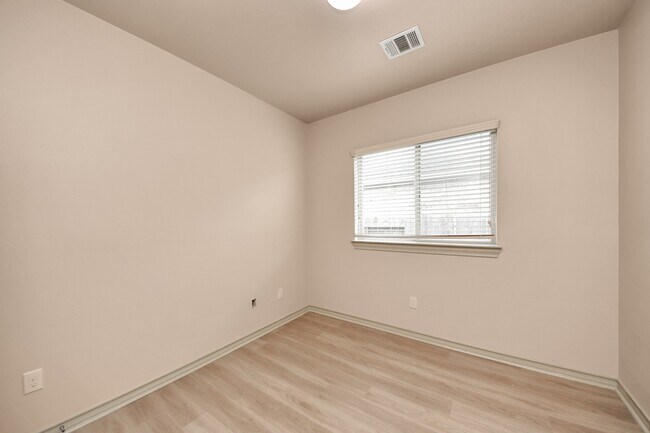 Building Photo - 2414 Argos Dr