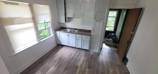 Building Photo - 626 E 130th St