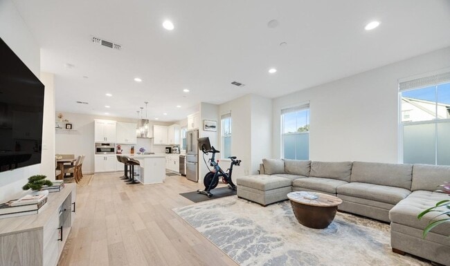 Building Photo - 1747 Linden Ln