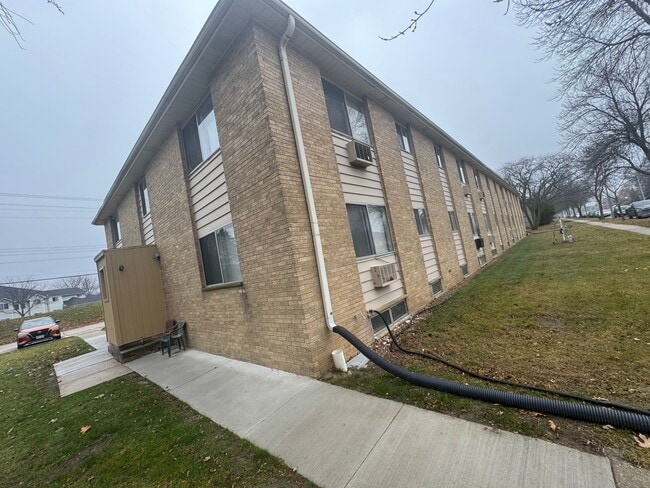 Building Photo - 1 Bedroom Apartment Available-South 51st and Howard Ave