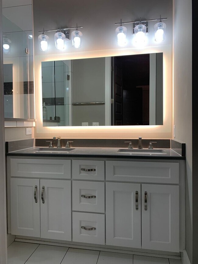 Building Photo - 3 Bed, 3.5 Bath Home w/ 2 Car Garage and Lake Views