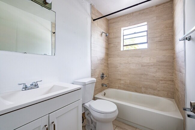 Building Photo - Charming 1-Bedroom Apartment in the Heart ...