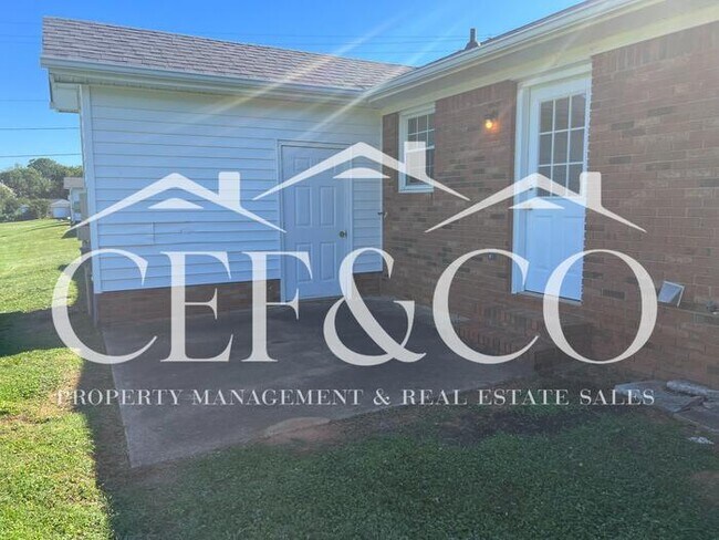 Building Photo - Conveniently located 2 bedroom 1 bathroom duplex now available!
