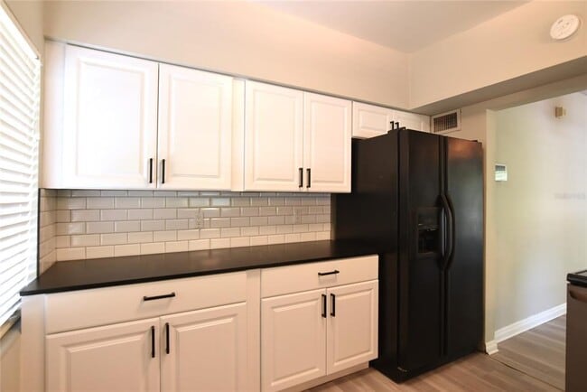Building Photo - 1501 Vantage Dr