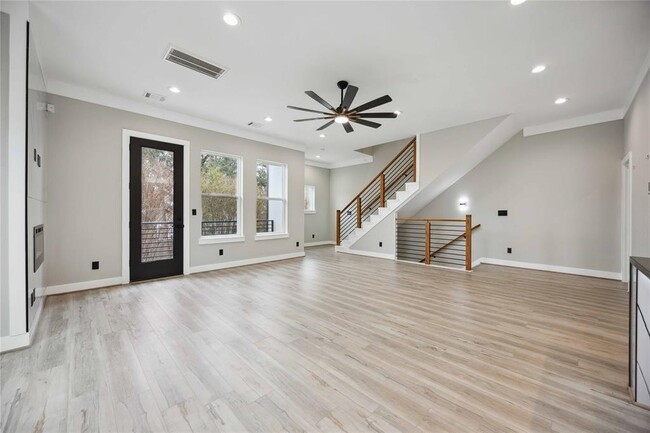 Building Photo - 602 W 28th St