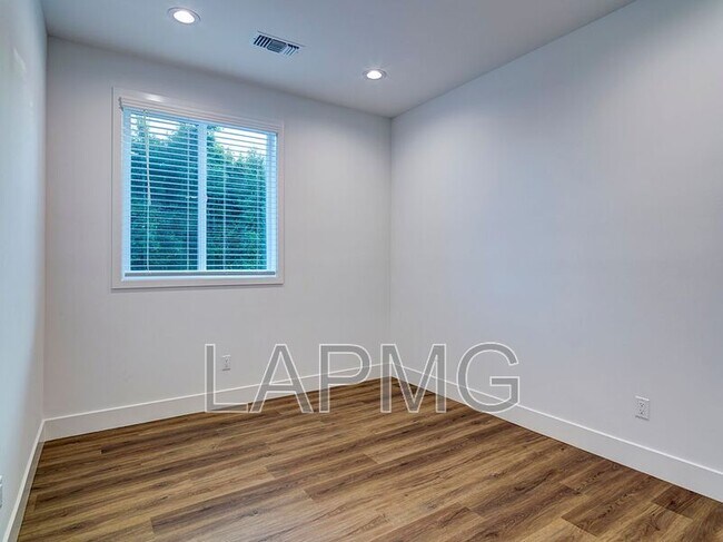 Building Photo - 5600 W 78th