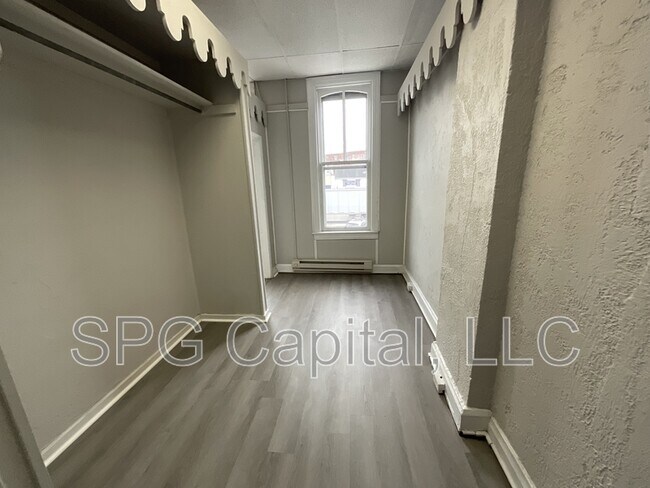 Building Photo - 8-12 Center Square