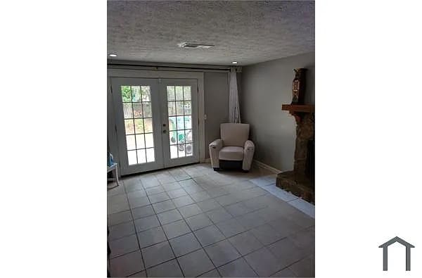 Building Photo - Room in House on White Oak Trail