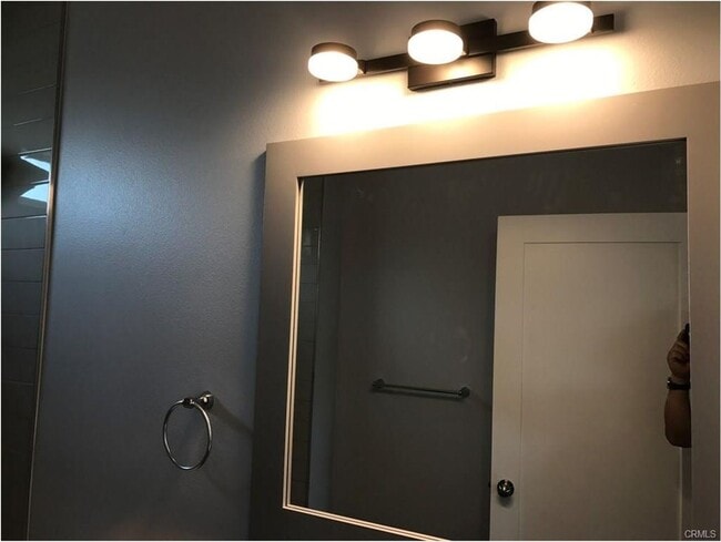 Building Photo - 85(221)