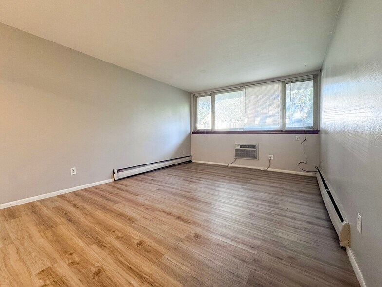 Building Photo - 1405 E 40th St