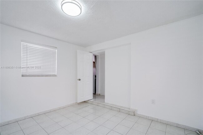 Building Photo - 3437 SW 25th St