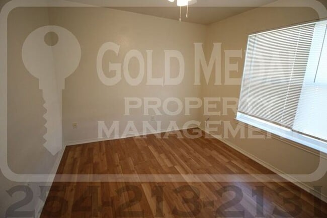 Building Photo - Charming 3-bed, 2-bath fourplex now availa...
