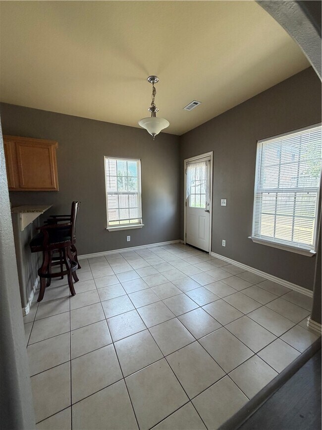 Building Photo - 603 SW Loudon Dr