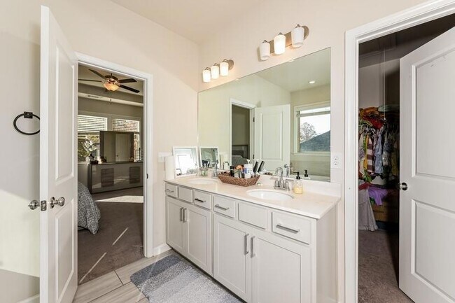 Building Photo - 4245 Grandview Pointe Wy